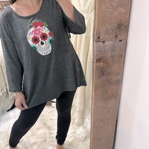 Clover + Pine Dark Gray floral Skull Graphic boho Top size XXlarge